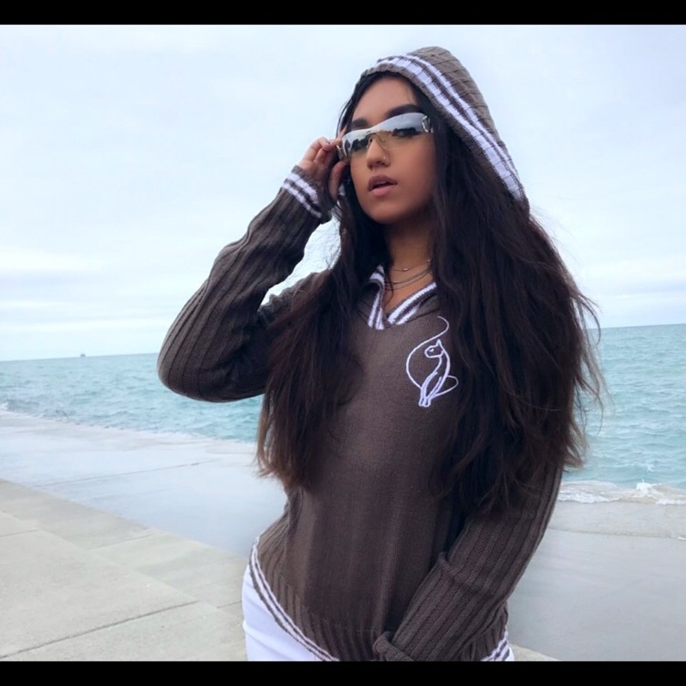 Meet your Posher, Amaryllis